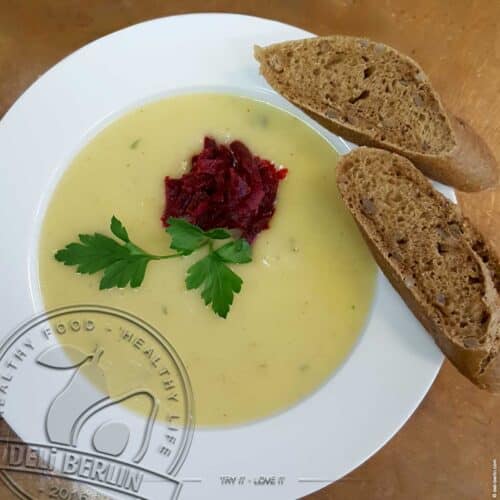 feine weiße Kartoffelsuppe mit Rote-Bete-Salat