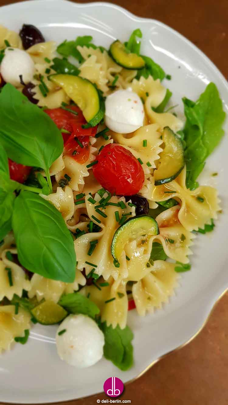 Mediterraner Nudelsalat mit gebackenen Tomaten und Mini-Mozzarella ...