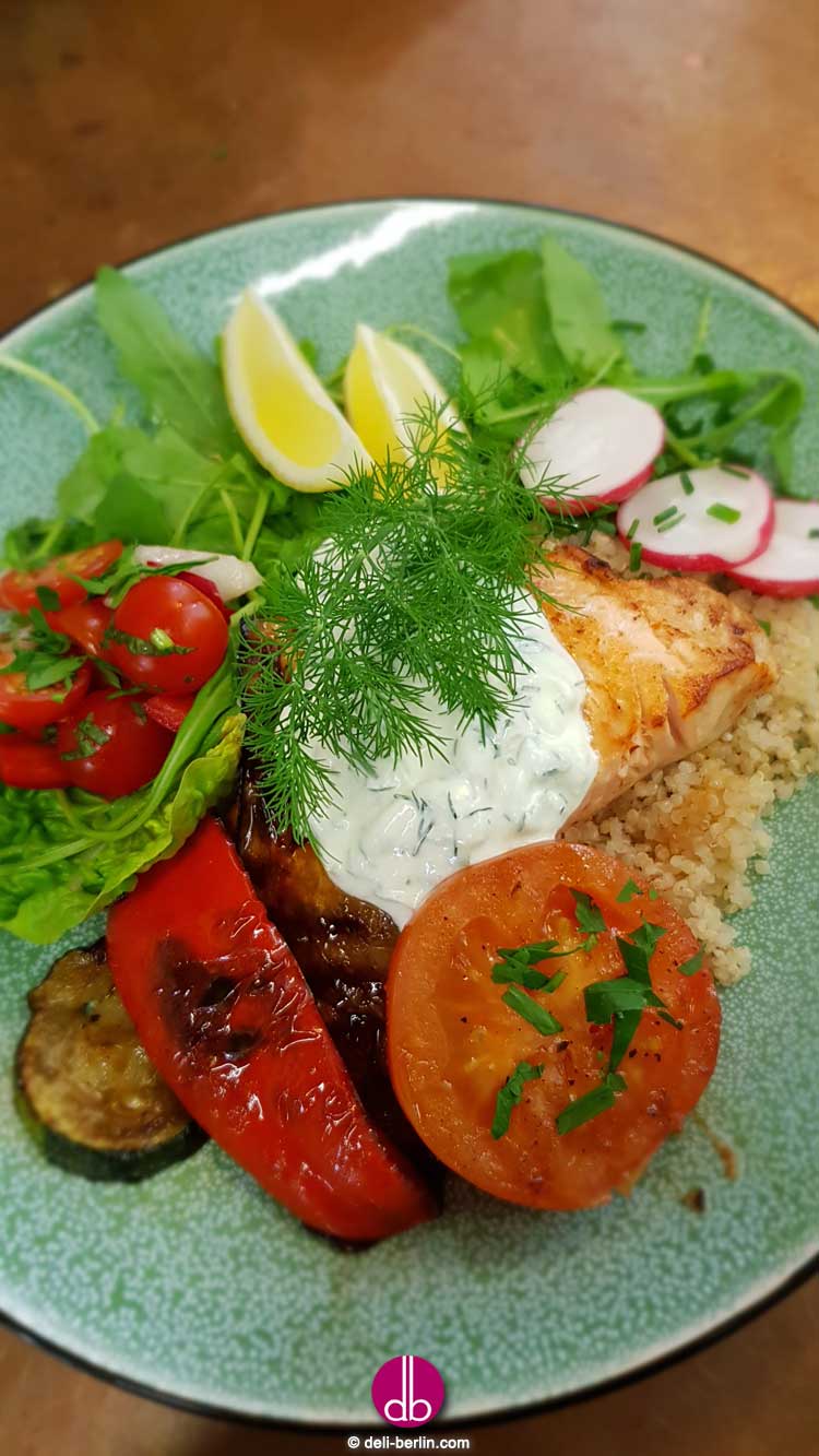 Gegrillter Lachs auf Tzatziki-Gemüse-Bowl