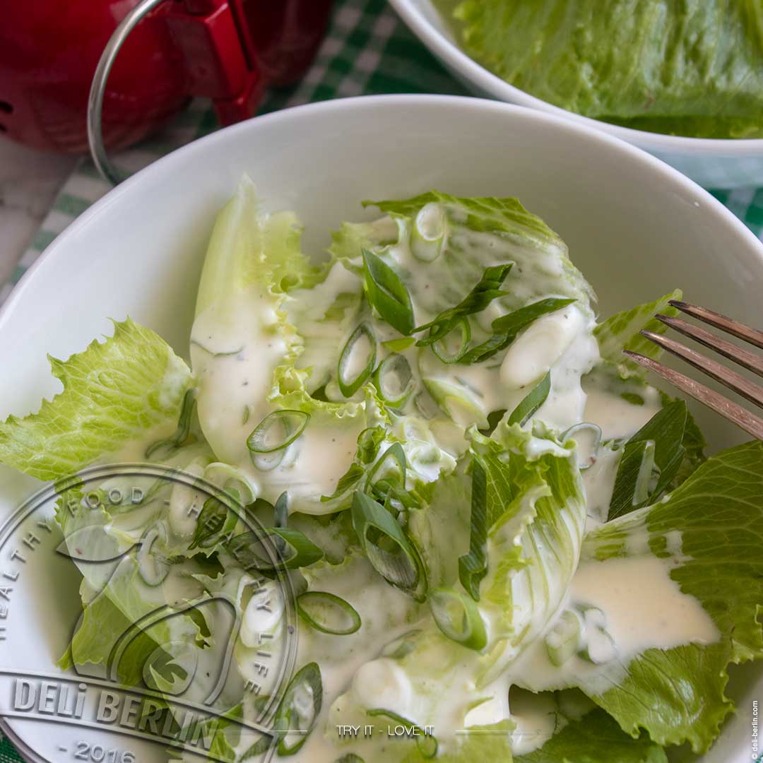 Omas einfaches Kopfsalat Rezept mit Sahne-Dressing • DELi-BERLIN ...