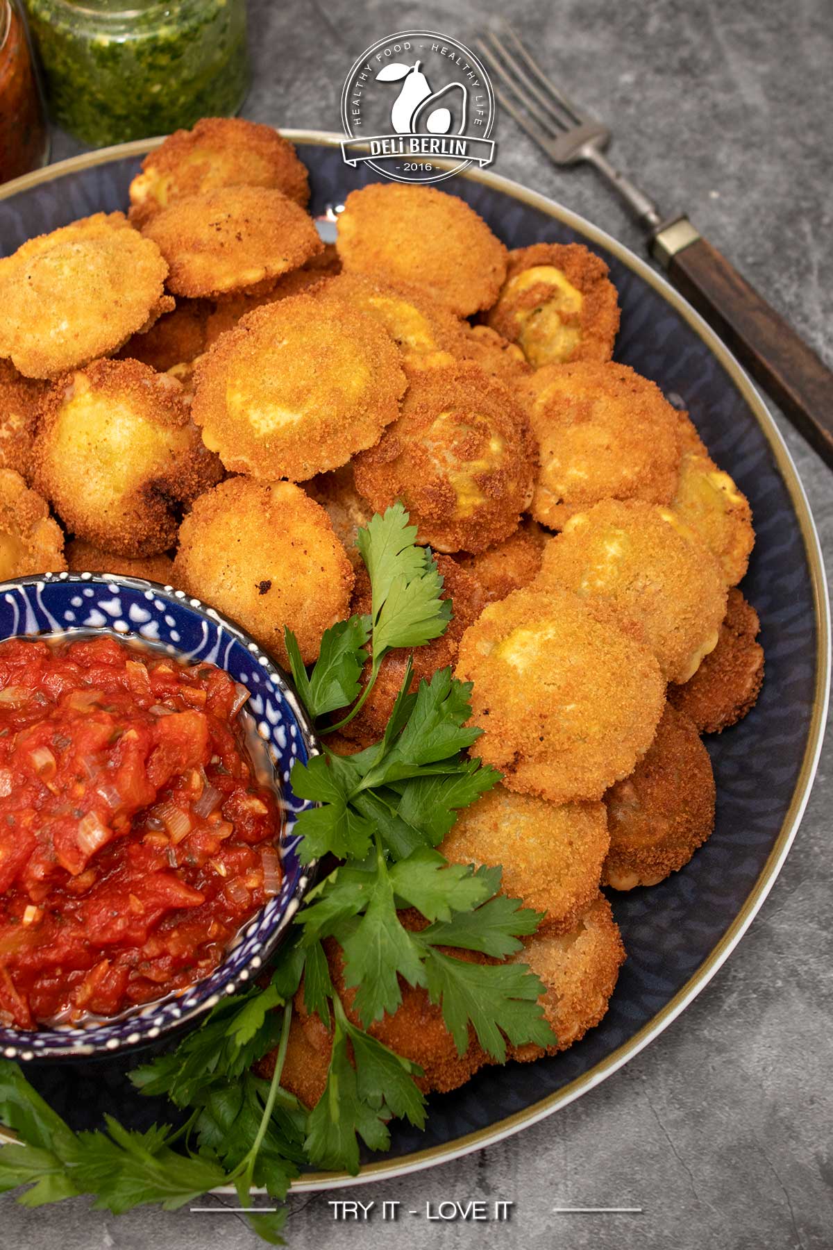 frittierte Ravioli mit würzigem Tomatendip