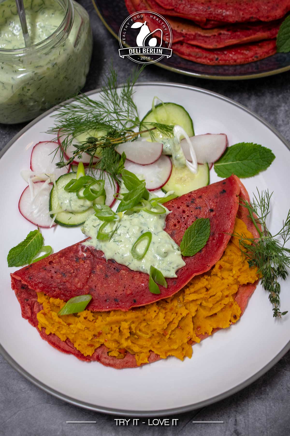 Rote Beete-Crêpes mit herbstlicher Kürbisfüllung und Avocado-Joghurt-Sauce