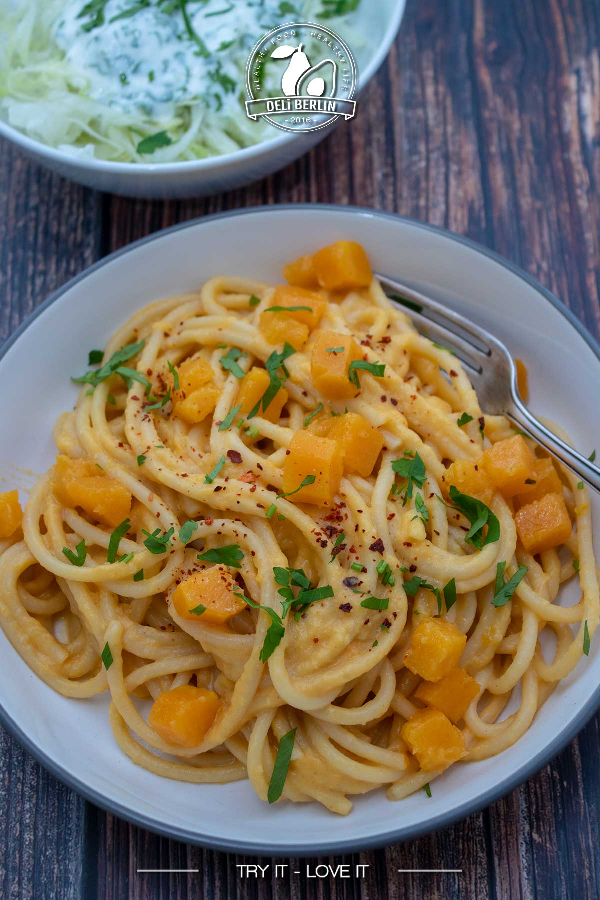 Cremige Kürbispasta mit Frischkäse und Chili – Herbstlicher Genuss in 30 Minuten